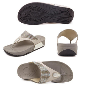 Diamantbesetzte Flip-Flops mit mittelhohem Absatz