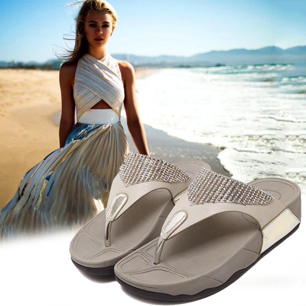 Diamantbesetzte Flip-Flops mit mittelhohem Absatz