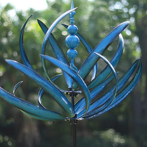 Blauer Windspinner aus Metall