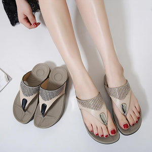 Diamantbesetzte Flip-Flops mit mittelhohem Absatz